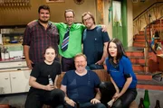 rbb Fernsehen KR&Ouml;MER &ndash; LATE NIGHT SHOW (7). Kurt Kr&ouml;mer l&auml;dt ins Berliner Ensemble zur neuen Staffel der "Kr&ouml;mer - Late Night Show" (hinten v.l.n.r.): Georg auf Lieder, Kurt Kr&ouml;mer, Nils Bokelberg; (vorne v.l.n.r.): Benjamin Wand, Steve Blame und Cosma Shiva Hagen.