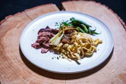 Hauptgericht: mediterranes Lamm mit selbst gemachten Bandnudeln und fermentiertem Gemüse. Hauptgericht: mediterranes Lamm mit selbst gemachten Bandnudeln und fermentiertem Gemüse.