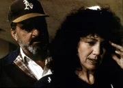 Mark (Victor French, l.) tr&ouml;stet Lorraine (Jane Daly, r.) nach dem Tod ihres Mannes.