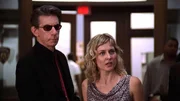 Patricia Andrews (Amy Carlson) erz&auml;hlt Detective Munch (Richard Belzer), dass ihr Ehemann sie vergewaltigt hat.