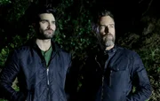 Derek Hale (Tyler Hoechlin l.) und Chris Argent (JR Bourne)