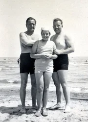 Hans Moser (li.) 1938 privat am Strand von Rimini mit seiner Nichte Lotte Michner und deren Vater Louis Michner.