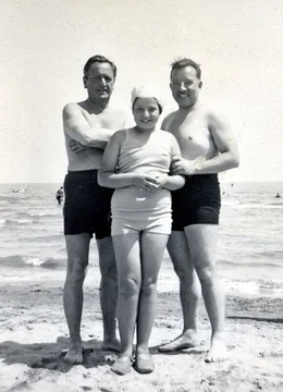 Hans Moser (li.) 1938 privat am Strand von Rimini mit seiner Nichte Lotte Michner und deren Vater Louis Michner.