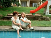 Franziska (Susanne Uhlen, rechts) will sich nach einem Streit mit ihrer Freundin Marie (Dana Vavrova) vers&ouml;hnen.