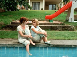Franziska (Susanne Uhlen, rechts) will sich nach einem Streit mit ihrer Freundin Marie (Dana Vavrova) vers&ouml;hnen.