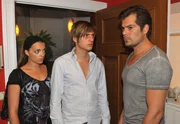 Emily (Anne Menden) begleitet Philip (Jörn Schlönvoigt, Mi.) zu Leon (Daniel Fehlow), der diesen nur mit Verachtung straft. Emily (Anne Menden) begleitet Philip (Jörn Schlönvoigt, Mi.) zu Leon (Daniel Fehlow), der diesen nur mit Verachtung straft.