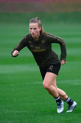Tabea Kemme hat es als Profi-Fu&szlig;ballerin weit gebracht &ndash; bis hin zur Goldmedaille bei den Olympischen Spielen 2016 in Rio de Janeiro. 10 Jahre hat sie als Profi bei Turbine Potsdam in der Bundesliga gespielt und dann zu Arsenal London auf die Britische Insel zu gewechselt. Der Preis f&uuml;r den Erfolg war das verletzungsbedingte Karriereende im Alter von nur 28 Jahren. - Tabea Kemme Training bei Arsenal Women.