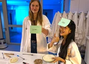 Nhung im Labor mit Lebensmittelchemikerin Viktoria Ganß Nhung im Labor mit Lebensmittelchemikerin Viktoria Ganß