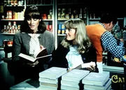 Erin (Mary Beth McDonough, l.) und Cindy (Leslie Winston, r.) entdecken in Ikes Laden das Buch "Die vollkommene Ehefrau". Erin (Mary Beth McDonough, l.) und Cindy (Leslie Winston, r.) entdecken in Ikes Laden das Buch "Die vollkommene Ehefrau".