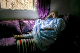 Mohamedou Slahi auf dem Sofa im Haus eines Freundes in Nouakchott, Mauretanien