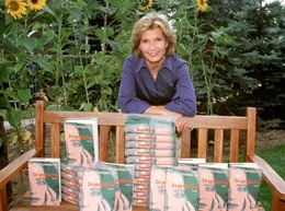 Stolz pr&auml;sentiert Franziska (Susanne Uhlen) ihren Bestseller "Die perfekte Frau".