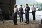 v.li.: Sheriff Becky Conway (Jenica Bergere)Brennan (Emily Deschanel) und Booth (David Boreanaz). v.li.: Sheriff Becky Conway (Jenica Bergere)Brennan (Emily Deschanel) und Booth (David Boreanaz).