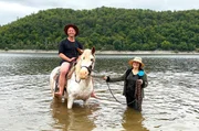 Tobias K&auml;mmerer beim Ponyschwimmen mit Priscilla Wilhelmi im Edersee.