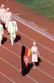 25 Jahre nach den Atombombenabw&uuml;rfen in Japan finden 1964 die Olympischen Sommerspiele in Tokio statt. Mitten im Kalten Krieg sollen die Spiele zu einem Symbol f&uuml;r eine friedliche Welt werden. Insbesondere das geteilte Deutschland soll dies unter Beweis stellen: Auf Anordnung des IOC m&uuml;ssen beide deutsche Staaten trotz tiefer ideologischer Gr&auml;ben mit einer gemeinsamen Mannschaft in Tokio antreten - Fahnentr&auml;gerin Ingrid Engel-Kr&auml;mer.