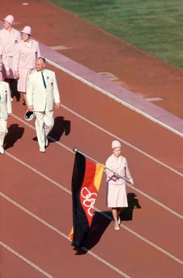 25 Jahre nach den Atombombenabw&uuml;rfen in Japan finden 1964 die Olympischen Sommerspiele in Tokio statt. Mitten im Kalten Krieg sollen die Spiele zu einem Symbol f&uuml;r eine friedliche Welt werden. Insbesondere das geteilte Deutschland soll dies unter Beweis stellen: Auf Anordnung des IOC m&uuml;ssen beide deutsche Staaten trotz tiefer ideologischer Gr&auml;ben mit einer gemeinsamen Mannschaft in Tokio antreten - Fahnentr&auml;gerin Ingrid Engel-Kr&auml;mer.