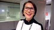 Ingrid Funk bildet auf dem Frankfurter Flughafen Flugbegleiterinnen aus.
