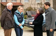 ARD/HEITER BIS TÖDLICH - FUCHS UND GANS, neue Krimiserie (8 Folgen), Folge 3 "Außer Puste", am Donnerstag (31.01.13) um 18.50 Uhr im Ersten. Urban Fuchs (Peter Bongartz, l.) trainiert als väterlicher Freund Claudia Burgert (Stephanie Müller-Hagen, 2.v.l.) für den Bad Uracher Stadtmarathon. Als ihre Konkurrentin zusammenbricht, geraten die beiden ins Visier von Kriminalrätin Ackermann (Tina Engel, 2.v.r.), die mit Stefan Fuchs (Tobias van Dieken, r.) zum Verhör anrückt. ARD/HEITER BIS TÖDLICH - FUCHS UND GANS, neue Krimiserie (8 Folgen), Folge 3 "Außer Puste", am Donnerstag (31.01.13) um 18.50 Uhr im Ersten. Urban Fuchs (Peter Bongartz, l.) trainiert als väterlicher Freund Claudia Burgert (Stephanie Müller-Hagen, 2.v.l.) für den Bad Uracher Stadtmarathon. Als ihre Konkurrentin zusammenbricht, geraten die beiden ins Visier von Kriminalrätin Ackermann (Tina Engel, 2.v.r.), die mit Stefan Fuchs (Tobias van Dieken, r.) zum Verhör anrückt.