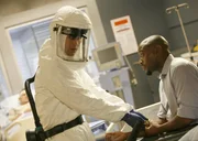 Dr. Eric Foreman (Omar Epps, r.) muss isoliert werden, da er pl&ouml;tzlich an unerkl&auml;rlichen Symptomen leidet. Dr. Robert Chase (Jesse Spencer, l.) k&uuml;mmert sich um seinen Kollegen.