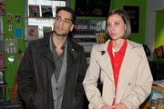 Nihat (Timur Ülker) wundert sich über Matildas (Anna-Katharina Fecher) Distanz zu Erik. Nihat (Timur Ülker) wundert sich über Matildas (Anna-Katharina Fecher) Distanz zu Erik.