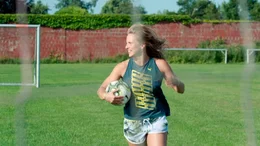 Tabea Kemme hat es als Profi-Fu&szlig;ballerin weit gebracht &ndash; bis hin zur Goldmedaille bei den Olympischen Spielen 2016 in Rio de Janeiro. 10 Jahre hat sie als Profi bei Turbine Potsdam in der Bundesliga gespielt und dann zu Arsenal London auf die Britische Insel zu gewechselt. Der Preis f&uuml;r den Erfolg war das verletzungsbedingte Karriereende im Alter von nur 28 Jahren. - Die St&uuml;rmerin Tabea Kemme bleibt am Ball.