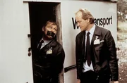 Herbert Koslowski (re.) hat seinen Kollegen Edgar Hoppe gefesselt, um in aller Ruhe mit seiner Beute in Sicherheit gelangen zu k&ouml;nnen.