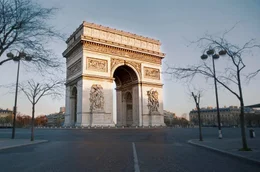 Der Triumphbogen, an dem die ber&uuml;hmte Avenue des Champs-Elys&eacute;es in den sternf&ouml;rmigen Place Charles de Gaulle m&uuml;ndet, zieht an und st&ouml;&szlig;t ab. Als unersch&uuml;tterlicher Zeuge der franz&ouml;sischen und europ&auml;ischen Geschichte ist er mit starken Emotionen aufgeladen.
