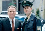 Polizist Meier (Lars Westr&ouml;m, r.) hat in Erwartung eines Millionen-Gewinns den Dienst quittiert. Wird W&ouml;ller (Fritz Wepper, l.) ihm zu seinem alten Job verhelfen?