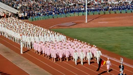 25 Jahre nach den Atombombenabw&uuml;rfen in Japan finden 1964 die Olympischen Sommerspiele in Tokio statt. Mitten im Kalten Krieg sollen die Spiele zu einem Symbol f&uuml;r eine friedliche Welt werden. Insbesondere das geteilte Deutschland soll dies unter Beweis stellen: Auf Anordnung des IOC m&uuml;ssen beide deutsche Staaten trotz tiefer ideologischer Gr&auml;ben mit einer gemeinsamen Mannschaft in Tokio antreten. - Einmarsch Gesamtdeutsche Mannschaft ins Olympiastadion.