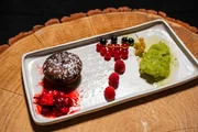 Nachspeise: Zitronen-Lavendel-Küchlein, Fruchtsorbet und fermentierte Beeren. Nachspeise: Zitronen-Lavendel-Küchlein, Fruchtsorbet und fermentierte Beeren.