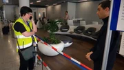 Flughafenpfarrerin Bettina Kl&uuml;nemann k&uuml;mmert sich um gestrandete Passagiere, traut Flugg&auml;ste und Mitarbeiter, erteilt den Reisesegen gegen Flugangst, tauft und tr&ouml;stet.