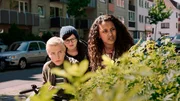 Trio beobachtet die Taschendiebin, die ihnen den Rucksack gestohlen hat. Trio beobachtet die Taschendiebin, die ihnen den Rucksack gestohlen hat.