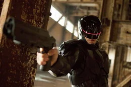 Um schlechte Presse f&uuml;r den Gro&szlig;konzern OmniCorp zu vermeiden, wird die Menschlichkeit des RoboCops (Joel Kinnaman) mit allen Mitteln unterdr&uuml;ckt. Er agiert als &uuml;bermenschlicher Gesetzesh&uuml;ter und sorgt f&uuml;r die Sicherheit der B&uuml;rger in Detroit.