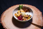 Gruß aus der Küche: Sommer-Bowl mit einem Mix aus Salat, Rohkost, Kimchi, Bohnen und Sprossen. Gruß aus der Küche: Sommer-Bowl mit einem Mix aus Salat, Rohkost, Kimchi, Bohnen und Sprossen.