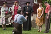 Smythe (Sevan Stephan, vorne) geht auf die Knie und macht Laura (Justine Cain, 2. v. r.) einen Antrag. Doch die ist bereits verlobt mit Nicholas (Joe Layton, r.). Mrs McCarthy (Sorcha Cusack, l.), Lady Felicia (Nancy Carroll, 2. v. l.) und Father Brown (Mark Williams, m.) sind unfreiwillig Zeugen. Smythe (Sevan Stephan, vorne) geht auf die Knie und macht Laura (Justine Cain, 2. v. r.) einen Antrag. Doch die ist bereits verlobt mit Nicholas (Joe Layton, r.). Mrs McCarthy (Sorcha Cusack, l.), Lady Felicia (Nancy Carroll, 2. v. l.) und Father Brown (Mark Williams, m.) sind unfreiwillig Zeugen.