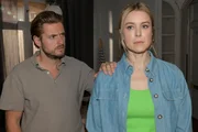 Jessica (Nina Ensmann) quält es, Philip (Jörn Schlönvoigt) anzulügen. Jessica (Nina Ensmann) quält es, Philip (Jörn Schlönvoigt) anzulügen.