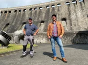 Tobias K&auml;mmerer mit Talsperrenw&auml;rter Stephan Daude (li.).