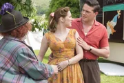 Nicholas (Joe Layton, r.) fragt seine Verlobte Laura (Justine Cain, m.) was Clown Smythe (Sevan Stephan, l.) von ihr will. Diesem hatte Laura im Scherz versprochen, dass sie ihn heiratet. Nicholas (Joe Layton, r.) fragt seine Verlobte Laura (Justine Cain, m.) was Clown Smythe (Sevan Stephan, l.) von ihr will. Diesem hatte Laura im Scherz versprochen, dass sie ihn heiratet.
