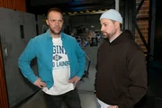 John (Felix von Jascheroff, r.) erkennt, dass Erik (Patrick Heinrich) seine Probleme mit Matilda nicht beilegen konnte. John (Felix von Jascheroff, r.) erkennt, dass Erik (Patrick Heinrich) seine Probleme mit Matilda nicht beilegen konnte.