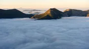 Die Nockberge geh&ouml;ren zu den interessantesten Mittelgebirgsformationen Europas und stellen im Alpenraum aufgrund ihrer sanften Formensprache und ihrer geologischen Vielfalt eine Seltenheit dar. Die geschwungenen gr&uuml;nen Nocken erinnern an Irland, die Hochplateaus an die helle Weite Kastiliens. Im Bild: Morgennebel.