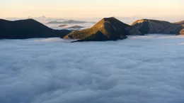 Die Nockberge geh&ouml;ren zu den interessantesten Mittelgebirgsformationen Europas und stellen im Alpenraum aufgrund ihrer sanften Formensprache und ihrer geologischen Vielfalt eine Seltenheit dar. Die geschwungenen gr&uuml;nen Nocken erinnern an Irland, die Hochplateaus an die helle Weite Kastiliens. Im Bild: Morgennebel.