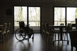 Viele europ&auml;ische Regierungen &uuml;berlassen das Schicksal der Senioren privaten Unternehmen, die oft den wirtschaftlichen Nutzen &uuml;ber das Wohlergehen der Menschen stellen.