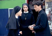 Hanna (Janina Hartwig, l.), Gina (Donia Ben-Jemia, M.) und Kaplan Meinrad (Luca Zamperoni, r.) beratschlagen, wie sie das Geld f&uuml;r die Not-Operation des schwerkranken Herrn Jirczinsky auftreiben k&ouml;nnen.