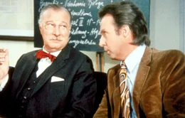 L-R: Professor Hebbel (Martin Held), Dr. Peter Markus (Peter Alexander)