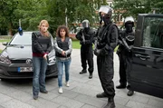 MEK Einsatz: Nina Sieveking (Wanda Perdelwitz, l.) und Harry M&ouml;ller (Maria Ketikidou, 2v.l.) vor dem Bankgeb&auml;ude.