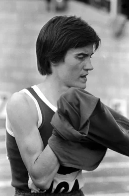 25 Jahre nach den Atombombenabw&uuml;rfen in Japan finden 1964 die Olympischen Sommerspiele in Tokio statt. Mitten im Kalten Krieg sollen die Spiele zu einem Symbol f&uuml;r eine friedliche Welt werden. Insbesondere das geteilte Deutschland soll dies unter Beweis stellen: Auf Anordnung des IOC m&uuml;ssen beide deutsche Staaten trotz tiefer ideologischer Gr&auml;ben mit einer gemeinsamen Mannschaft in Tokio antreten. - Karin Balzer bei den Ausscheidungen 1964.