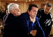 Mark (Dick Van Dyke, l.) bewahrt den Schauspieler Jerry Lane (Ian Ogilvy, M.) durch sein schnelles Eingreifen vor dem Ersticken.