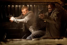 Die steigende Kriminalit&auml;t in Detroit versuchen die Polizisten Alex Murphy (Joel Kinnaman, l.) und Jack Lewis (Michael K. Williams) mit allen verf&uuml;gbaren Mitteln zu bek&auml;mpfen.