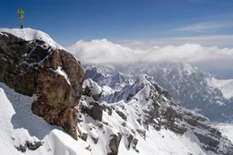Gipfelkreuz mit Blick auf das Rheintal und den Grat vom H&ouml;llental.