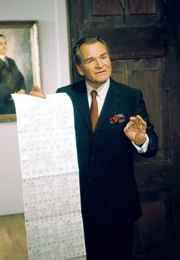 B&uuml;rgermeister W&ouml;ller (Fritz Wepper) hat sich einen Stammbaum erstellen lassen, der ihn als Abk&ouml;mmling des Grafen Gottlieb von Hohen-W&ouml;llern ausweist.
