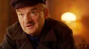 Kapit&auml;n Gustav Schr&ouml;der (Axel Gottschick) erz&auml;hlt einem britischen Besatzungsoffizier von der Irrfahrt der &bdquo;St. Louis&ldquo;.